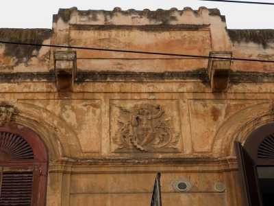 Lo stemma del Barione si trova anche sulla facciata di un palazzo in via Crisanzio, ad angolo con via Eritrea